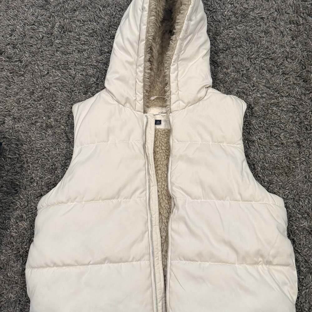 Universal Thread Women's Sherpa-Lined Hooded Puffer Vest in Cream